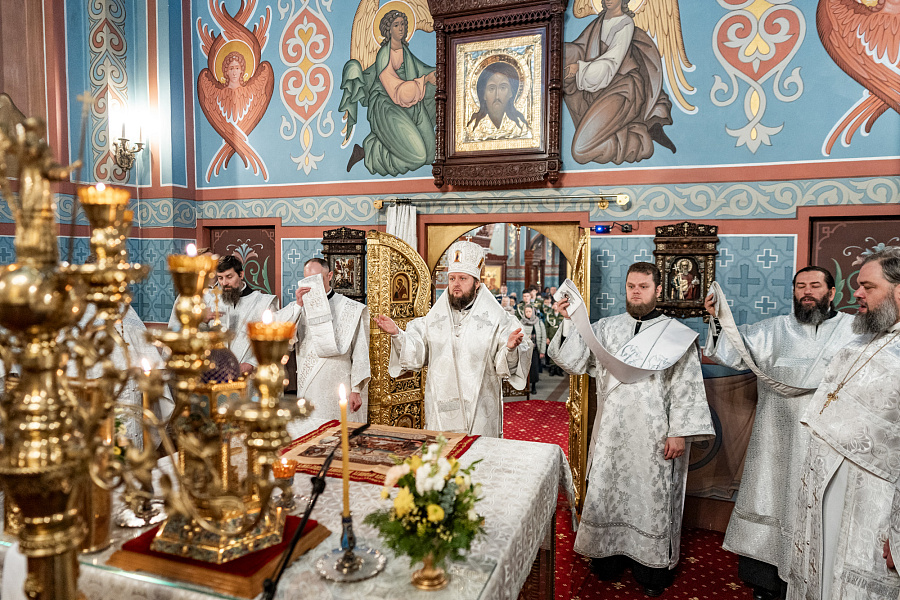 Архиерейское богослужение в соборе Всех святых, в земле Русской просиявших города Домодедово в День памяти жертв политических репрессий